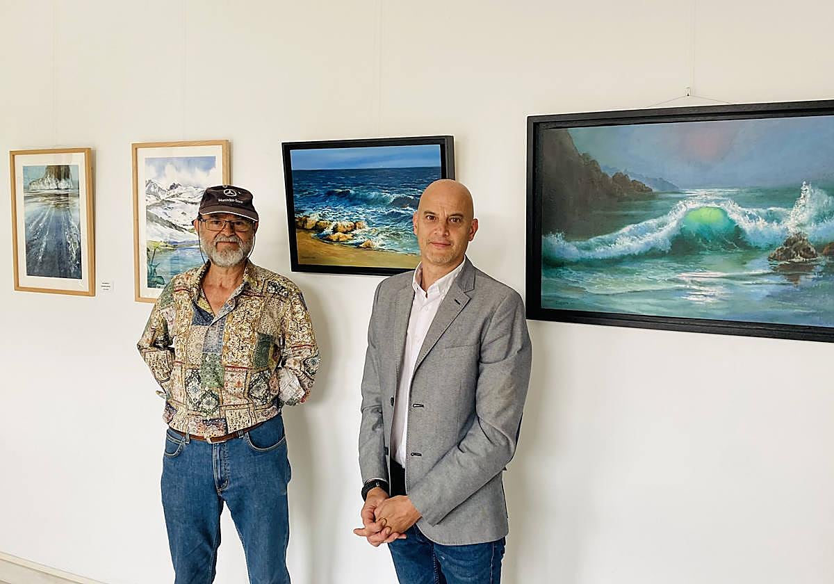 El artista salmantino Lázaro Hernández Becerro (izda). junto al concejal de Turismo, Juan Carlos Bueno.