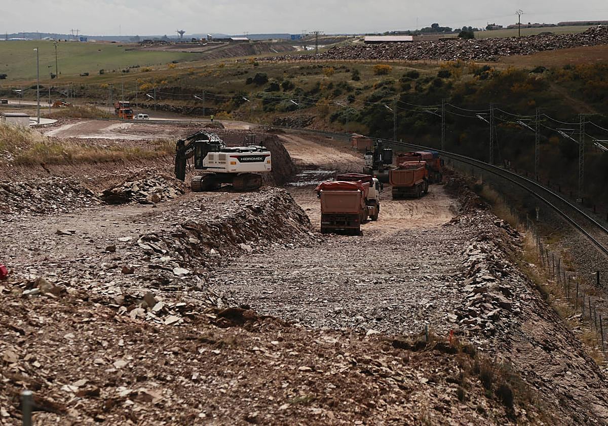 La silueta de la terminal ferroviaria de Salamanca se adivina en el puerto seco