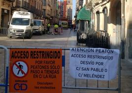 Rúa Mayor de Salamanca cortada por obras.