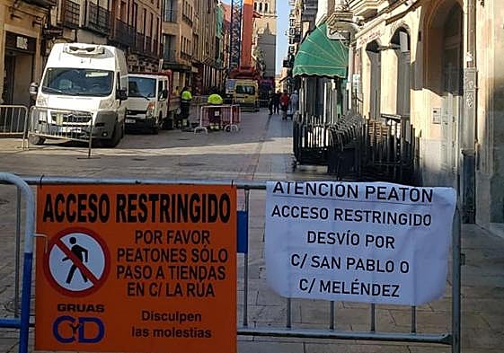 Rúa Mayor de Salamanca cortada por obras.