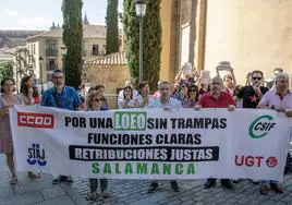 Funcionarios de justicia protestando ante la sede del PSOE de Salamanca.