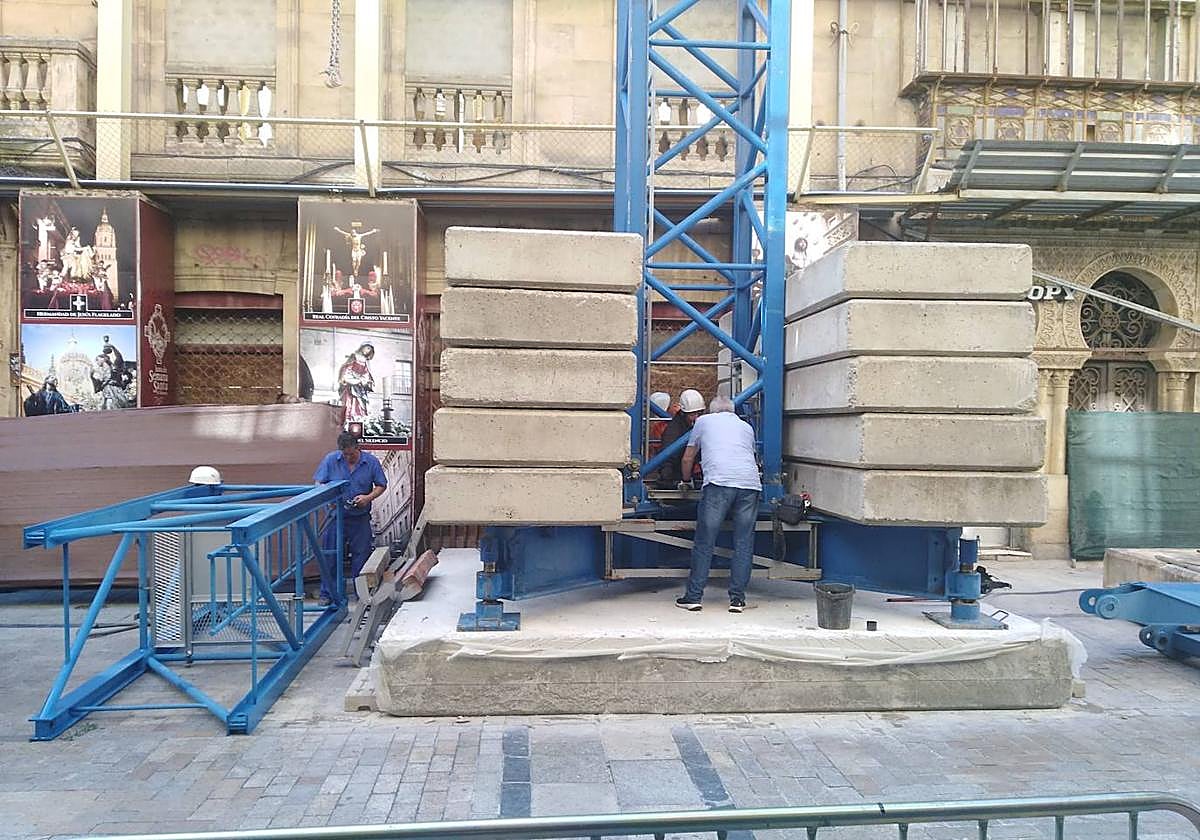 Instalación de una gran grúa en la calle Rúa Mayor.