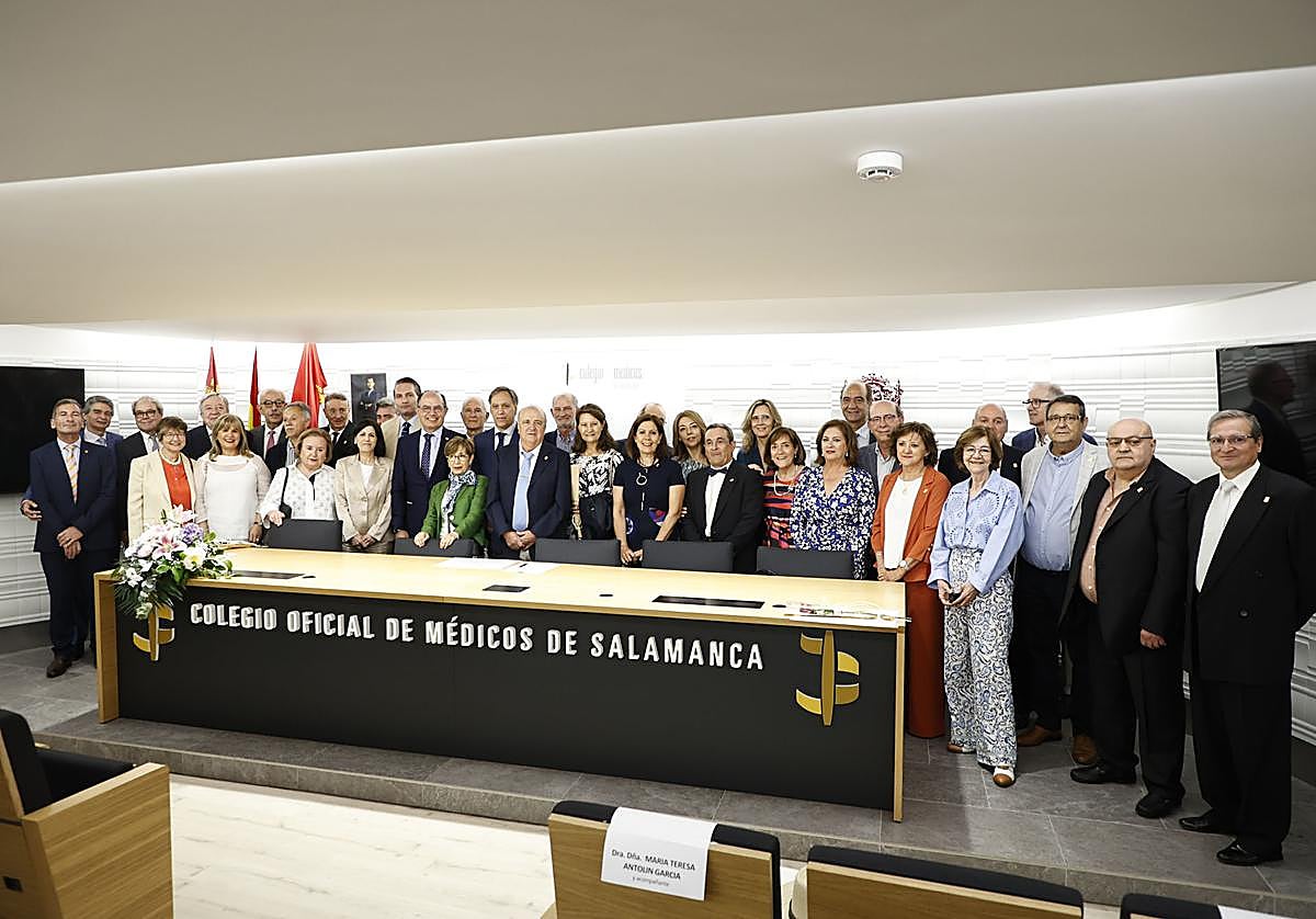 Homenaje a los 32 médicos jubilados este año.