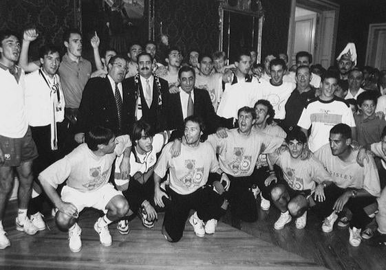 Jugadores, técnicos y directivos de la UD Salamanca celebran el ascenso en el Ayuntamiento de Salamanca tras el 0-5 en Albacete.