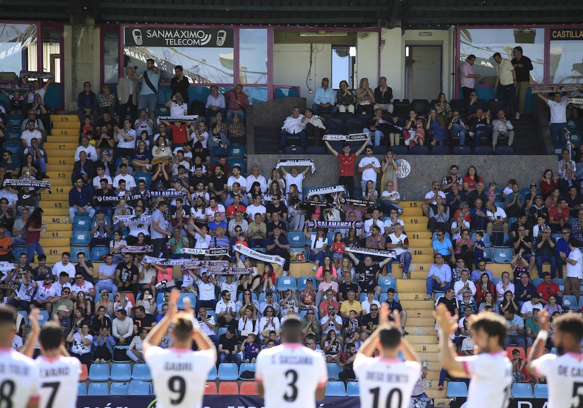 Jugadores del Salamanca UDS saludando a la Tribuna del Helmántico en el partido de playoff ante el Real Ávila.