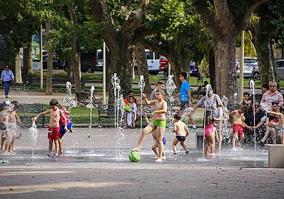 Un grupo de niños se refresca en La Alamedilla.