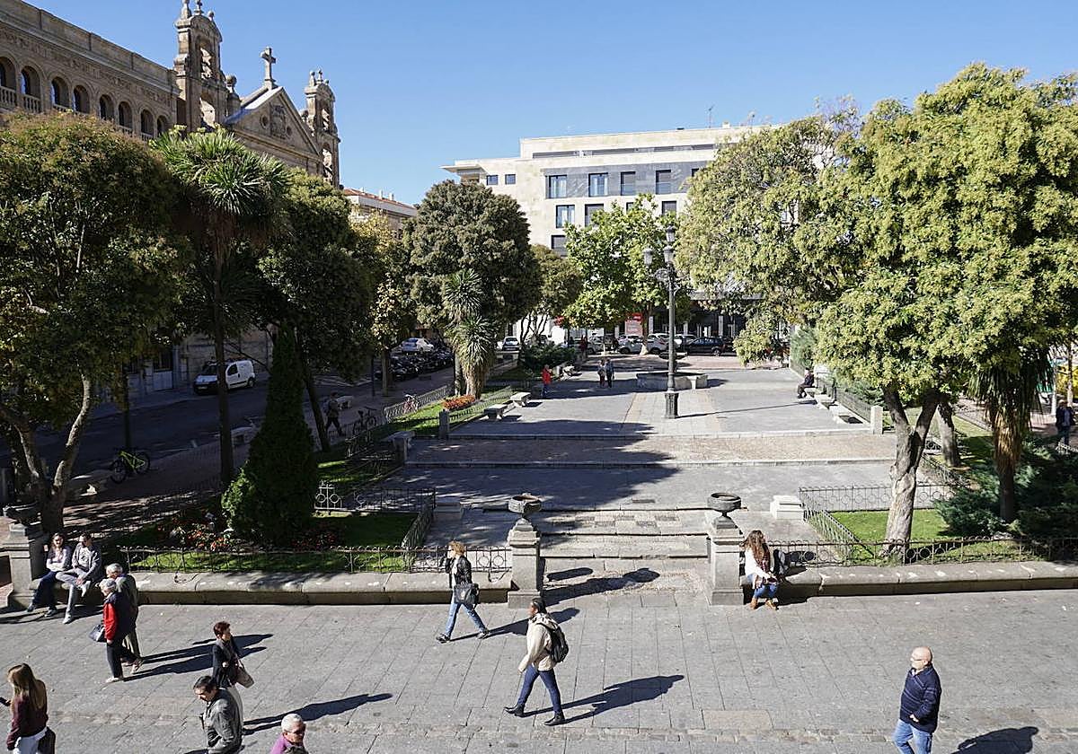 Vecinos pasean por la plaza de Los Bandos de Salamanca.