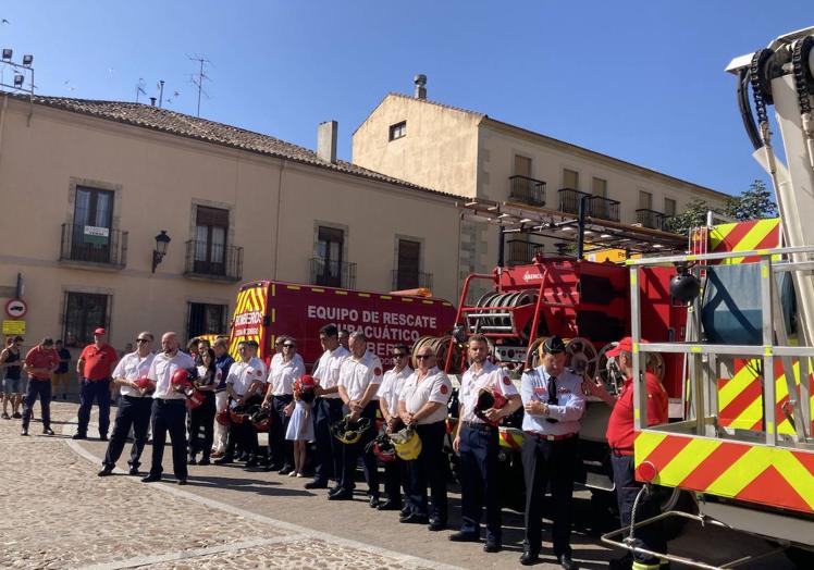 Imagen principal - Ciudad Rodrigo vuelve a salir a la calle para apoyar a sus bomberos en el día de su fiesta