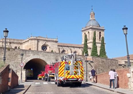 Imagen secundaria 1 - Ciudad Rodrigo vuelve a salir a la calle para apoyar a sus bomberos en el día de su fiesta