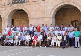 Reencuentro de alumnos en el colegio Maestro Ávila.
