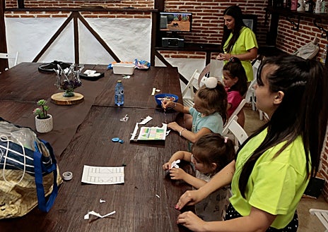 Imagen secundaria 1 - El ambiente de la asociación es familiar y optimista, con mucha complicidad entre los socios y los pequeños.