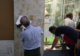 Aficionados del Salamanca UDS rellenando los papeles correspondientes para abonarse al club blanquinegro.