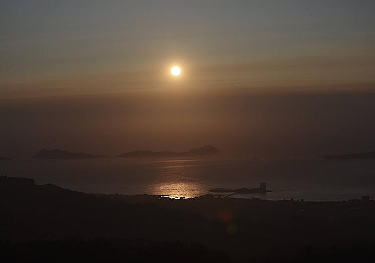 Vista del humo que desprenden los incendios de Canadá hoy domingo desde el monte Cepudo de Vigo.