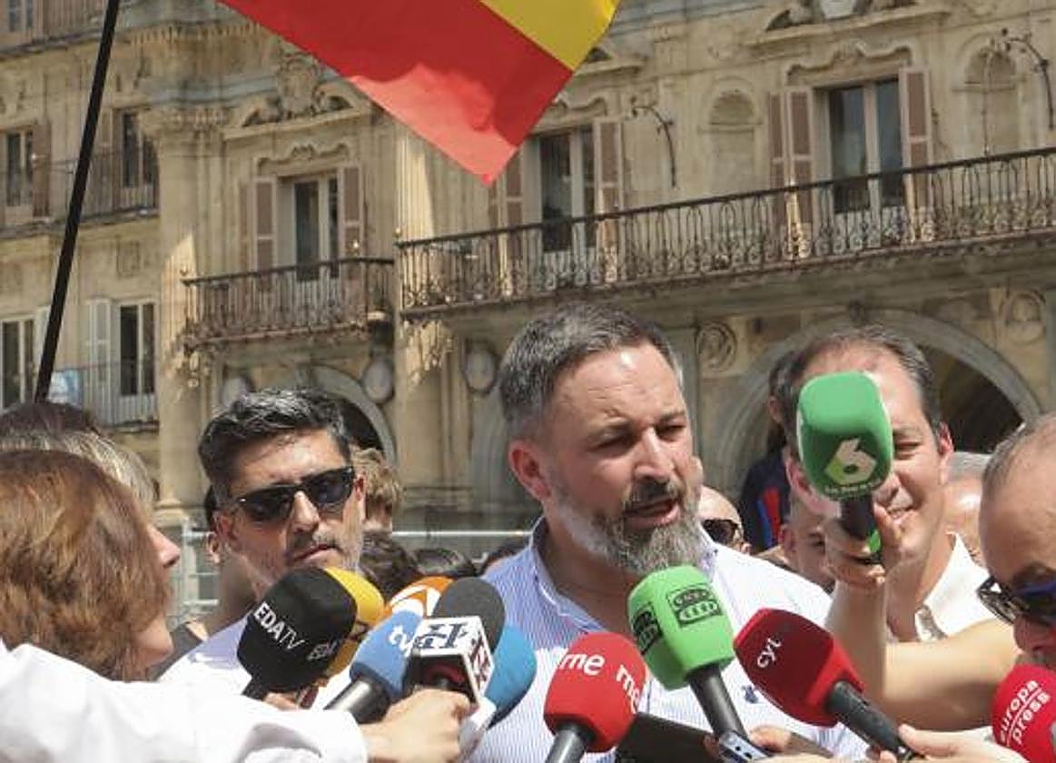 Abascal atiende a los medios en la Plaza Mayor de Salamanca.