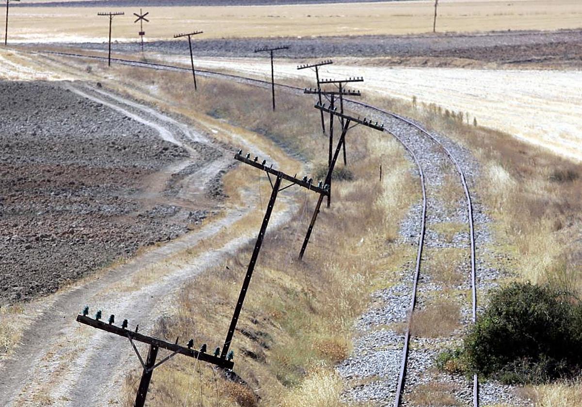 Imagen de archivo de un tramo de la línea de la Ruta de la Plata abandonado.
