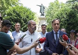 Rollás, Junta al alcalde de Salamanca y presidente del PP provincial en la plaza de Colón.