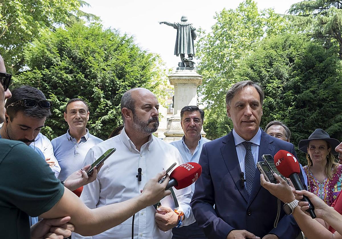 Rollás, Junta al alcalde de Salamanca y presidente del PP provincial en la plaza de Colón.