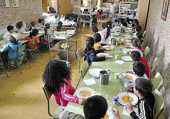 Niños en un comedor escolar.