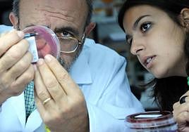 Imagen de archivo de una alumna en unas prácticas en un hospital.