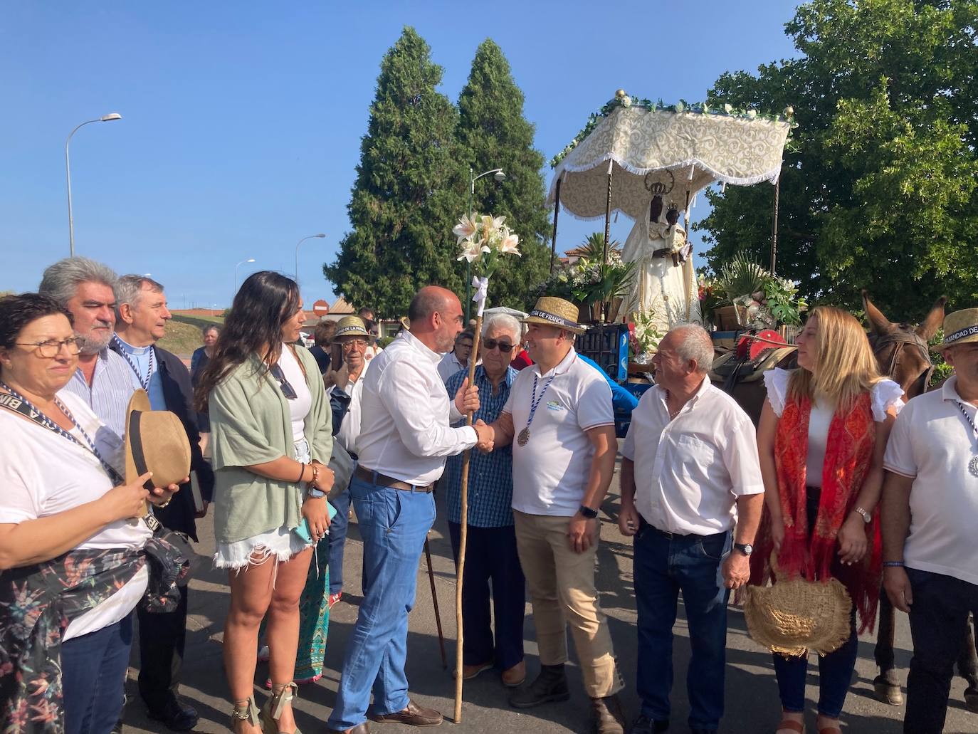 Imagen secundaria 1 - Ciudad Rodrigo cumple con la tradición y los romeros ya caminan hacia la Peña de Francia