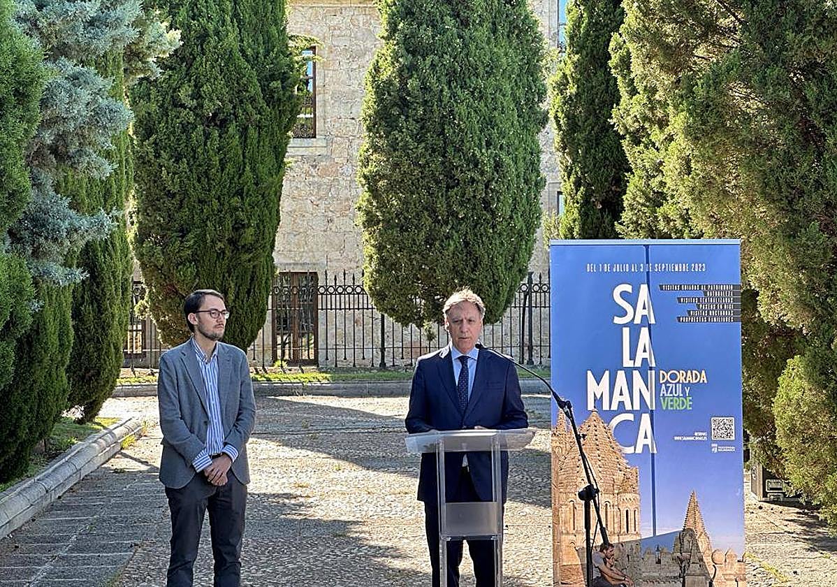 El alcalde de Salamanca, Carlos García Carbayo, presenta el programa 'Salamanca Dorada, Azul y Verde'.
