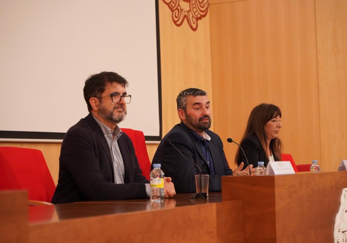 Juan Manuel Castro Carracedo, junto con Alejandro García Barrientos y la profesora Charo Nevado Fuentes.