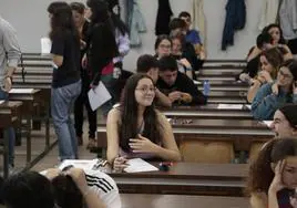Estudiantes esperando a comenzar un exámen en la convocatoria ordinaria de la EBAU en Salamanca.