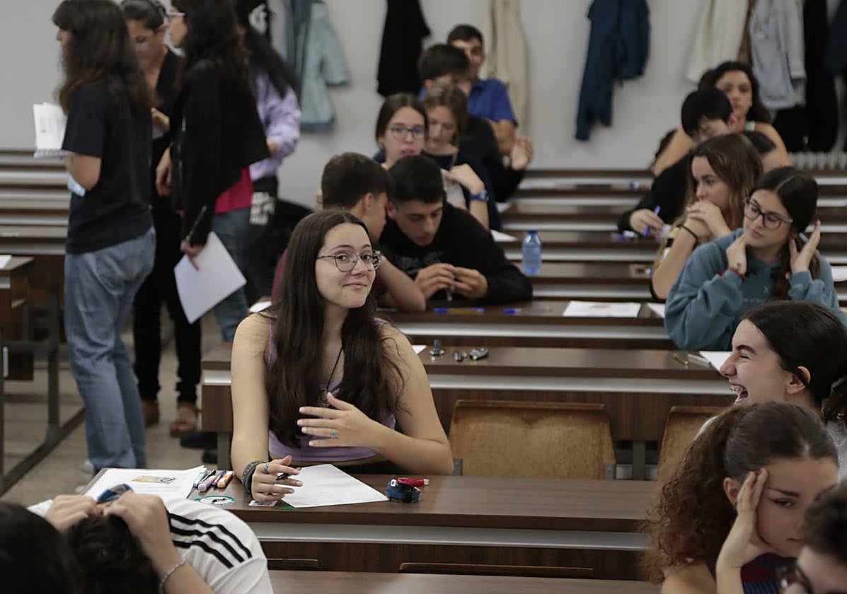 Estudiantes esperando a comenzar un exámen en la convocatoria ordinaria de la EBAU en Salamanca.