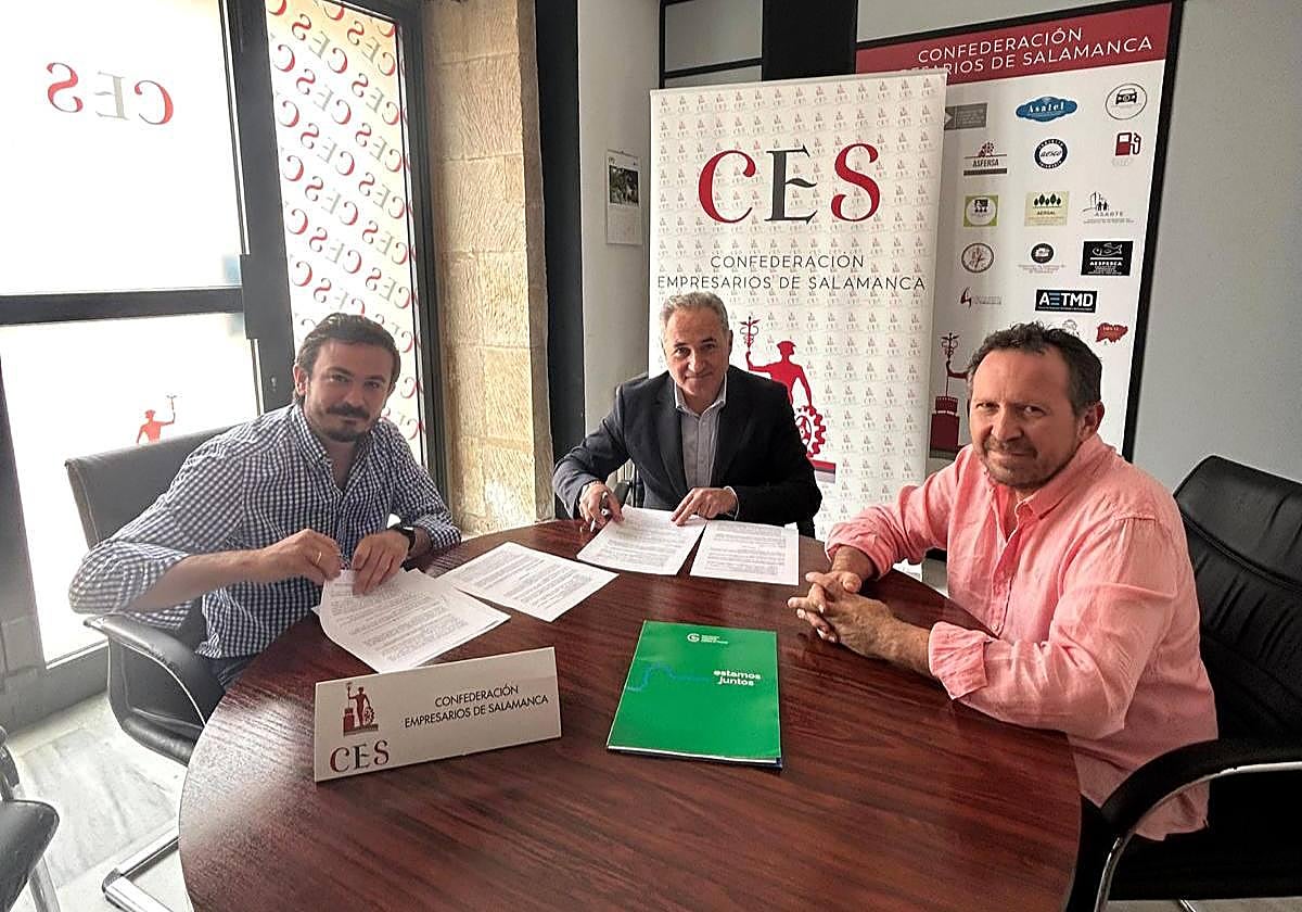 Momento de la firma de colaboración entre el CES y la AECC.