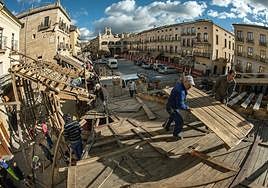Montaje del coso taurino en Ciudad Rodrigo para la celebración del Carnaval del Toro.