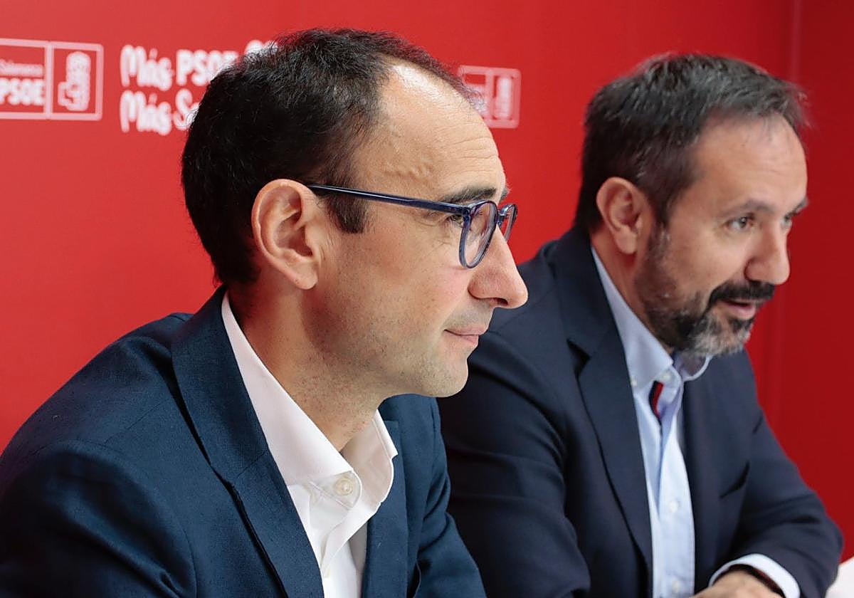 En primer plano, el candidato al Congreso por el PSOE de Salamanca y secretario general del PSOE de Salamanca, David Serrada.