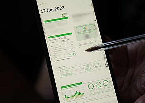 Imagen secundaria 1 - Los propietarios de placas solares destacan el importante ahorro que les supone en sus facturas y que la instalación es rápida y no requiere demasiados aparatos ni complicaciones 