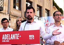Tudanca en la Plaza del Liceo junto con los cabeza de lista al Congreso del PSOE de Salamanca.