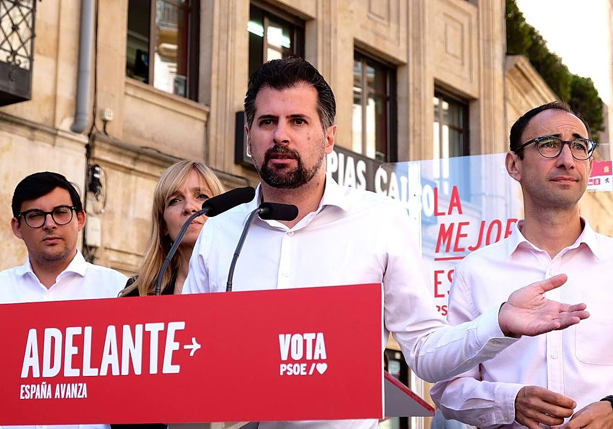 Tudanca en la Plaza del Liceo junto con los cabeza de lista al Congreso del PSOE de Salamanca.