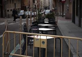 Terrazas instaladas en la calzada en Van Dyck durante la pandeia.