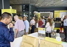 Varias personas esperan para solicitar el voto por correo.