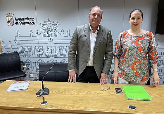 A la izquierda, Ignacio Rivas, portavoz del grupo municipal de Vox en el ayuntamiento de Salamanca, a la derecha, Laura Magdalena Miguel, concejala del mismo grupo municipal.