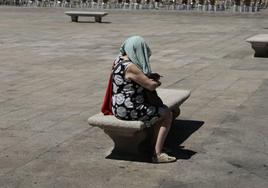 Una mujer, con la cabeza cubierta, en la Plaza Mayor de Salamanca.