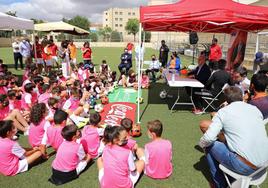 Del Bosque, a la derecha, durante una asistencia a su campus en Salamanca.