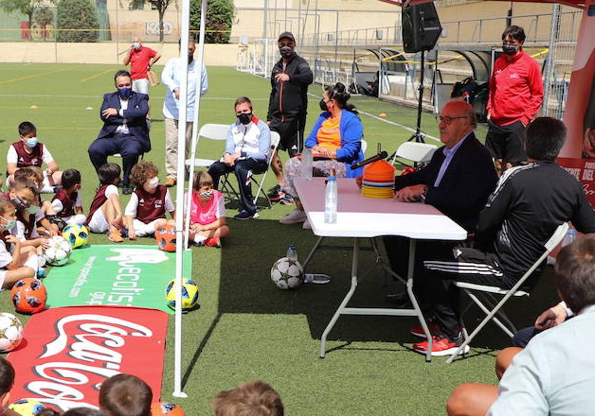 Del Bosque, a la derecha, durante una asistencia a su campus en Salamanca.