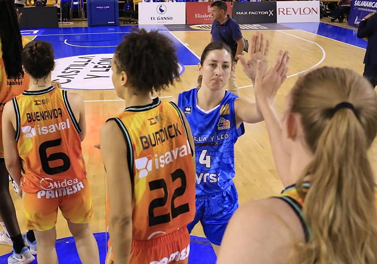 Leo Rodríguez choca la mano con jugadoras del Valencia Basket en la final de la Liga Femenina.