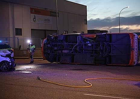 Imagen secundaria 1 - Un autobús acaba volcado tras chocar con un turismo en el polígono El Montalvo
