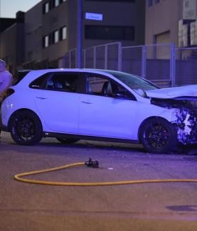 Imagen secundaria 2 - Un autobús acaba volcado tras chocar con un turismo en el polígono El Montalvo