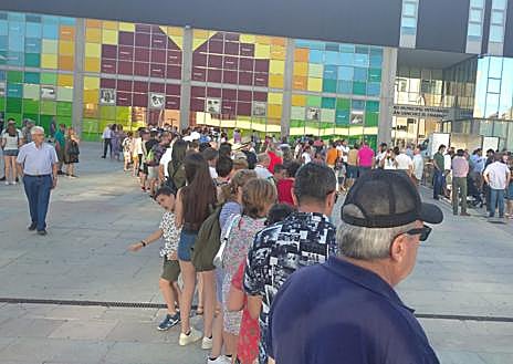 Imagen secundaria 1 - Unión Por la Ganadería reparte 2.000 hamburguesas gratuitas y reivindicativas entre los salmantinos