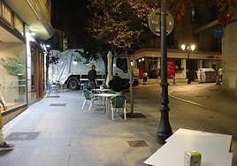 Imagen del camión y de la terraza que se vio afectada.