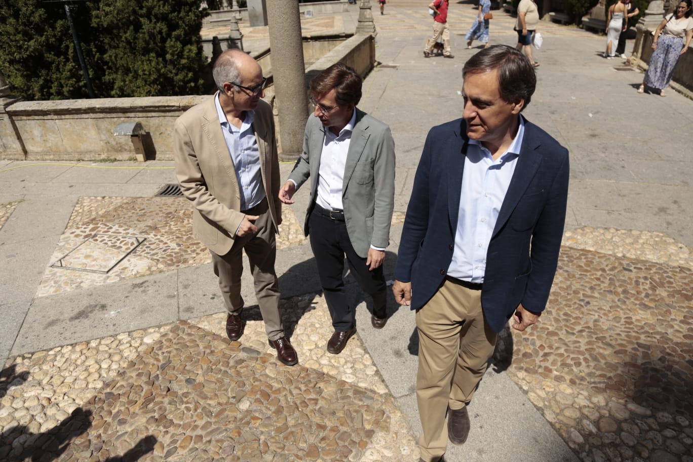 Almeida visita Salamanca y apuesta por su comunicación ferroviaria con Madrid