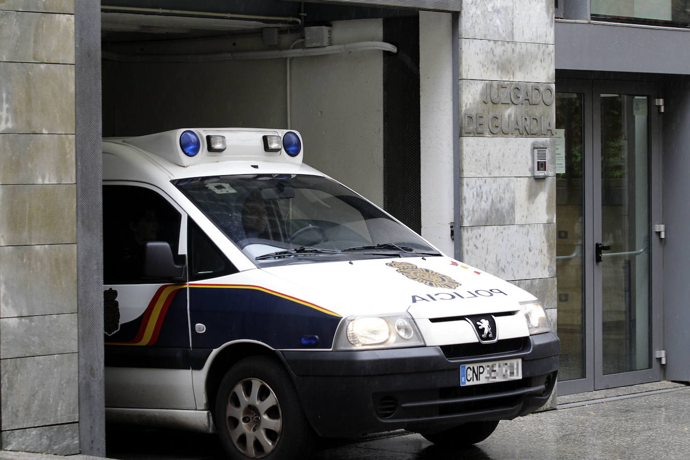 Furgón policial en el Juzgado de Guardia