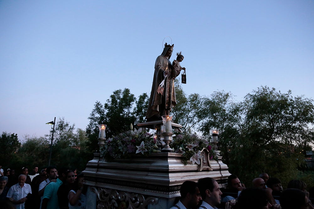 Devoción por la Virgen del Carmen junto al río
