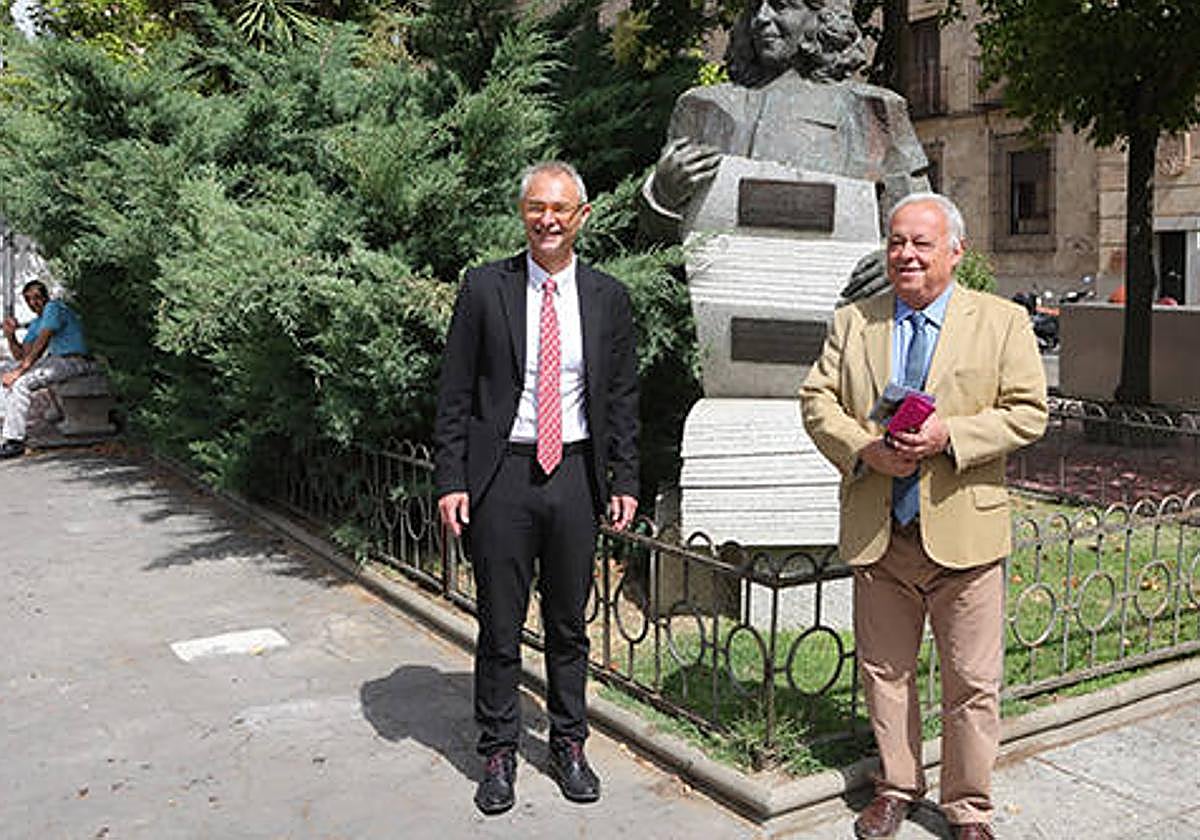 Ricardo Rivero y Gonzalo Santonja, delate de la escultura dedicada a Carmen Martín Gaite en Salamanca.