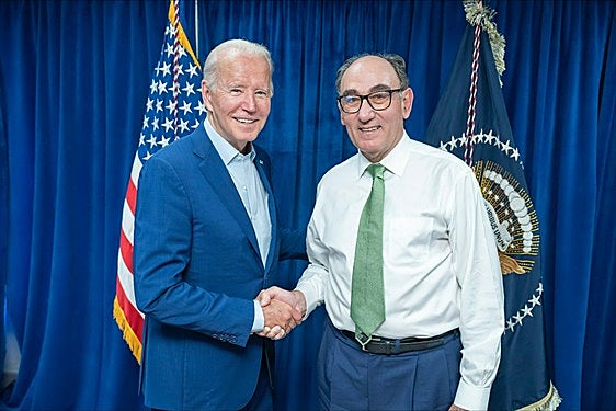 Joe Biden y Ignacio S. Galán estrechan sus manos
